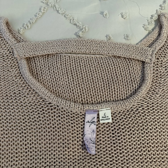 ALYA Pink Sweater with bell Sleeves (L) white details, accent back cutout! - Picture 2 of 12